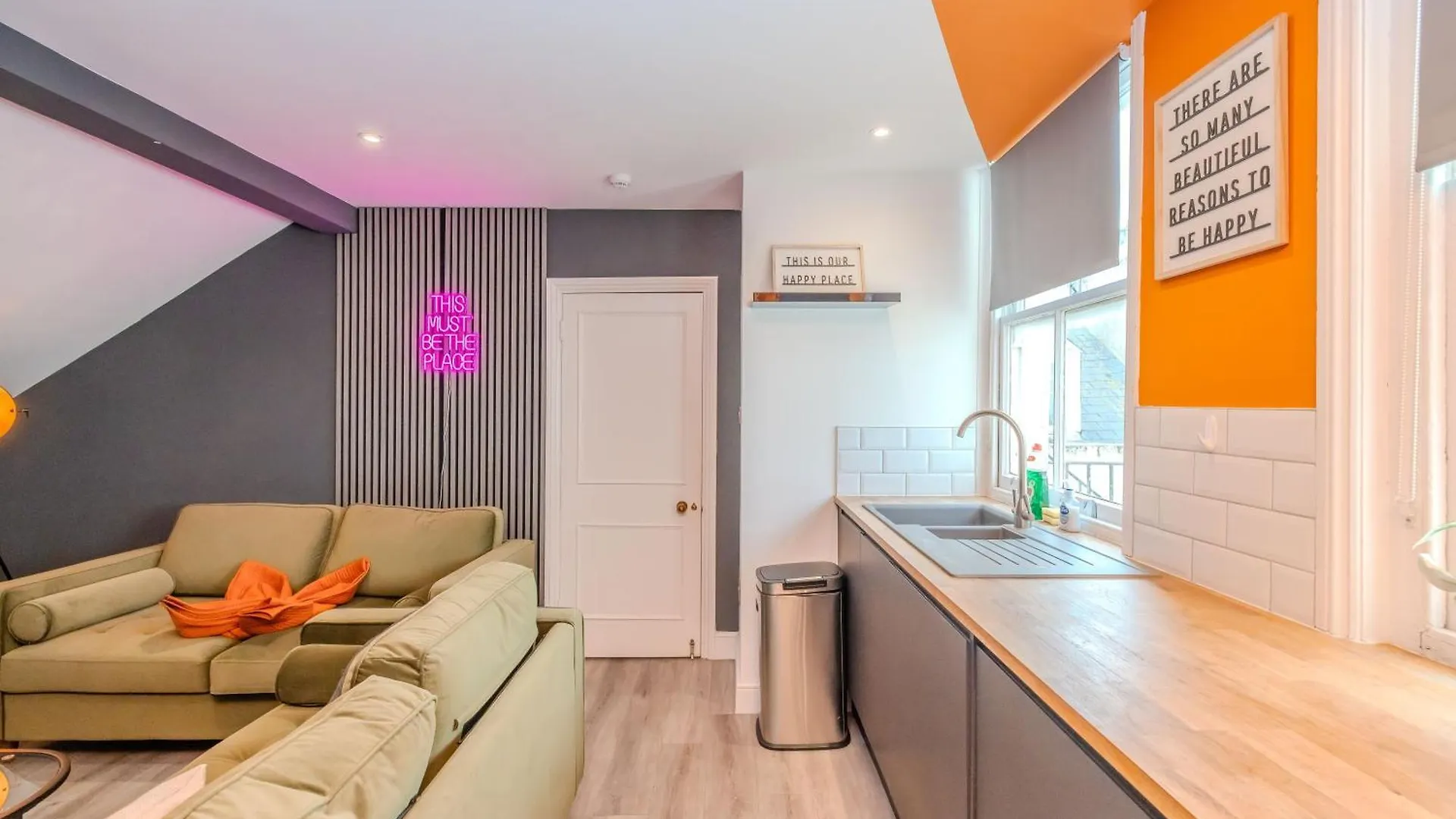 Modern 2-Bedroom Flat With Complimentary Parking Hove Apartment