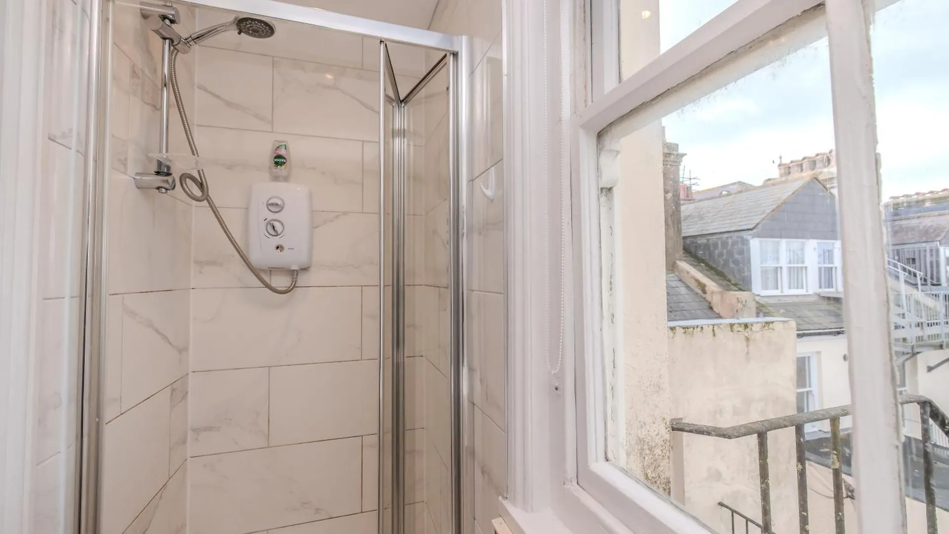 Modern 2-Bedroom Flat With Complimentary Parking Hove 0*,