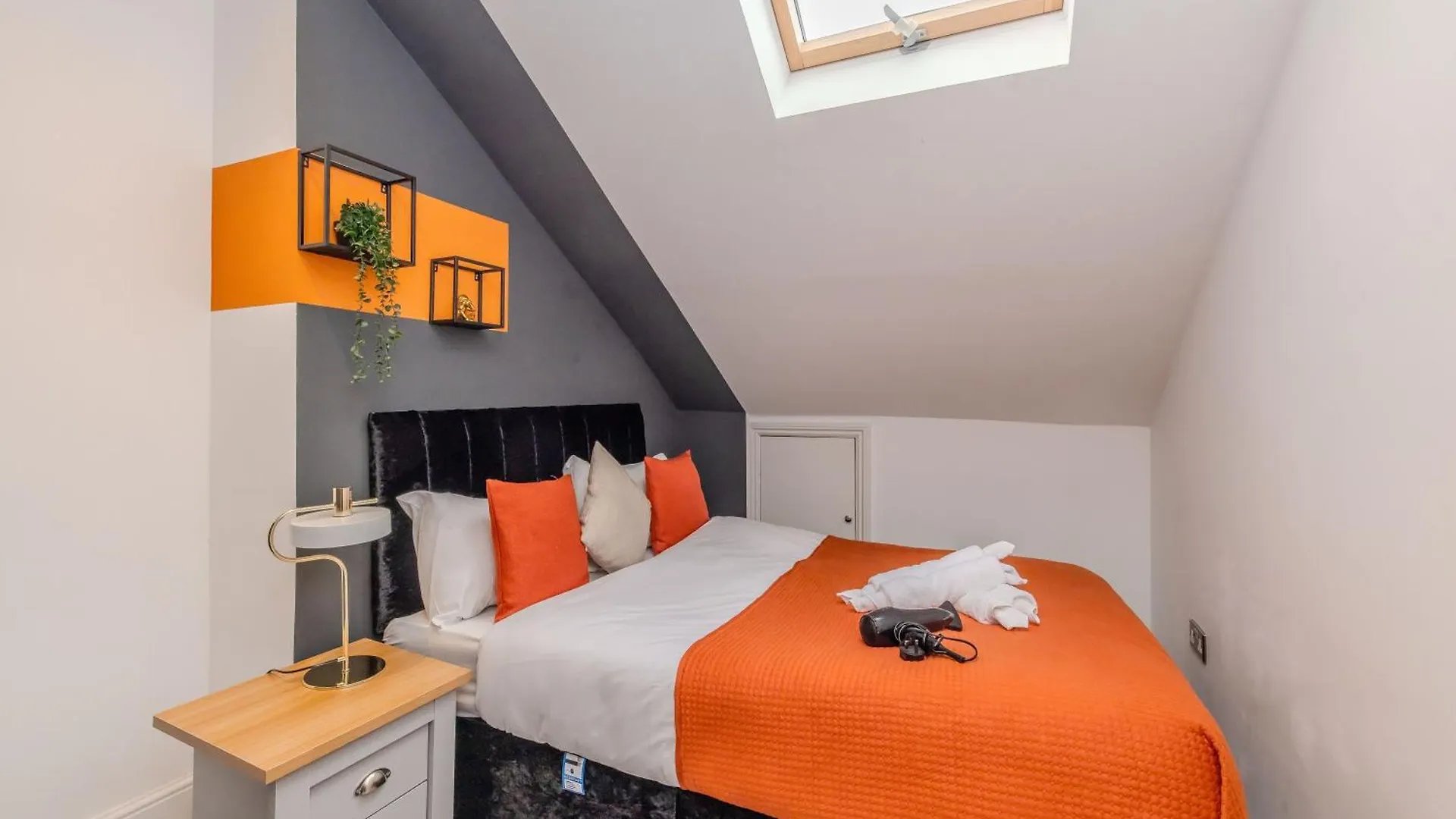 Modern 2-Bedroom Flat With Complimentary Parking Hove