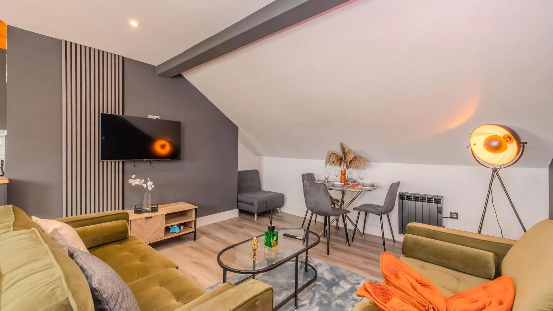 Modern 2-Bedroom Flat With Complimentary Parking Hove