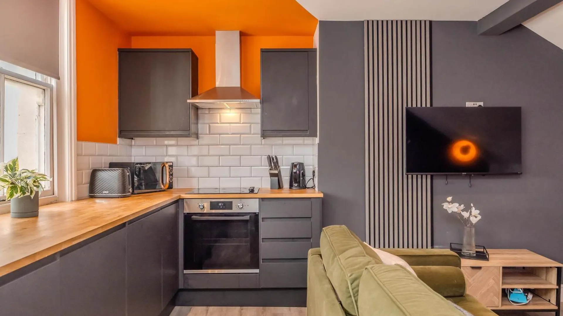 Modern 2-Bedroom Flat With Complimentary Parking Hove