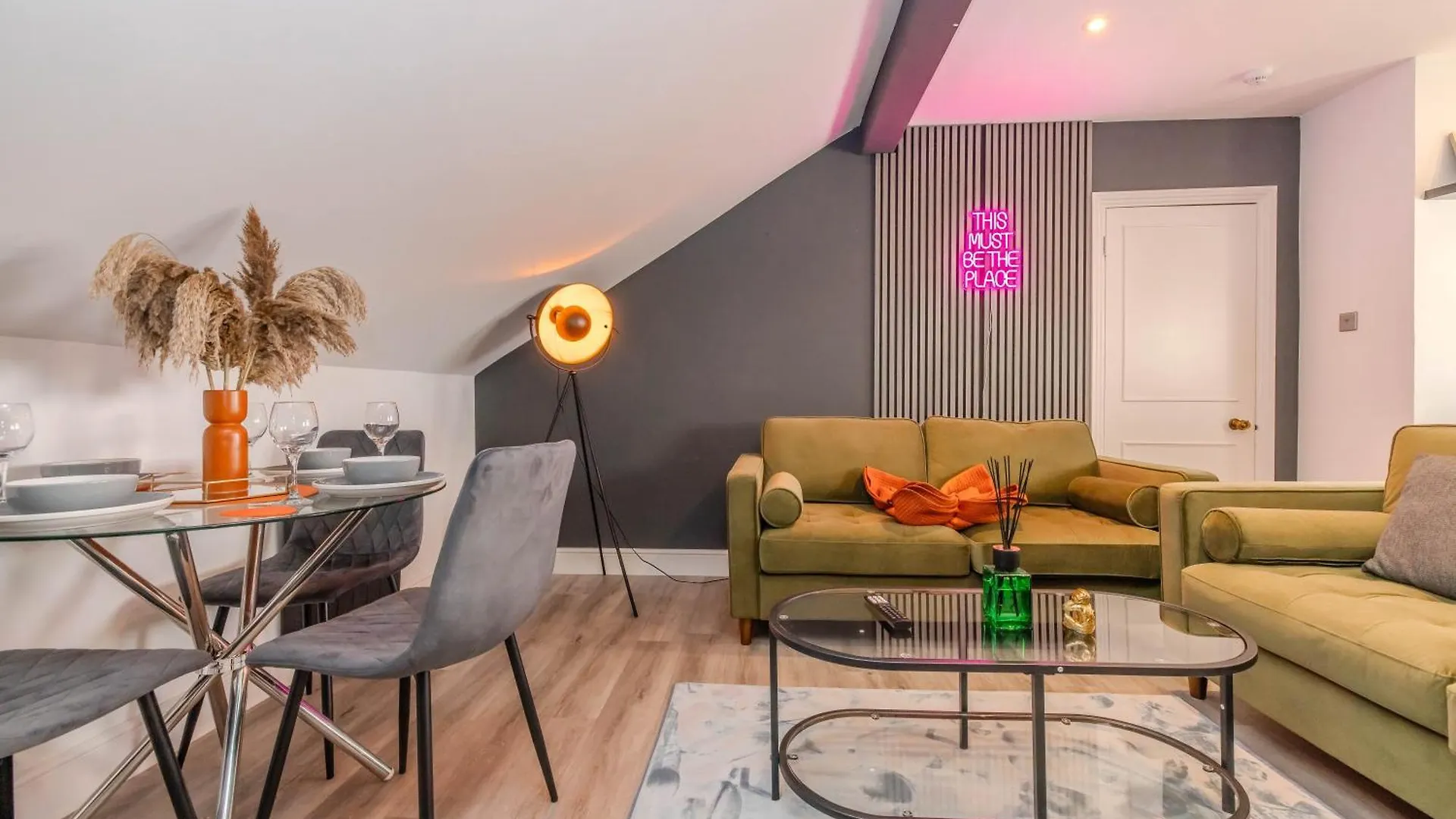 Modern 2-Bedroom Flat With Complimentary Parking Hove